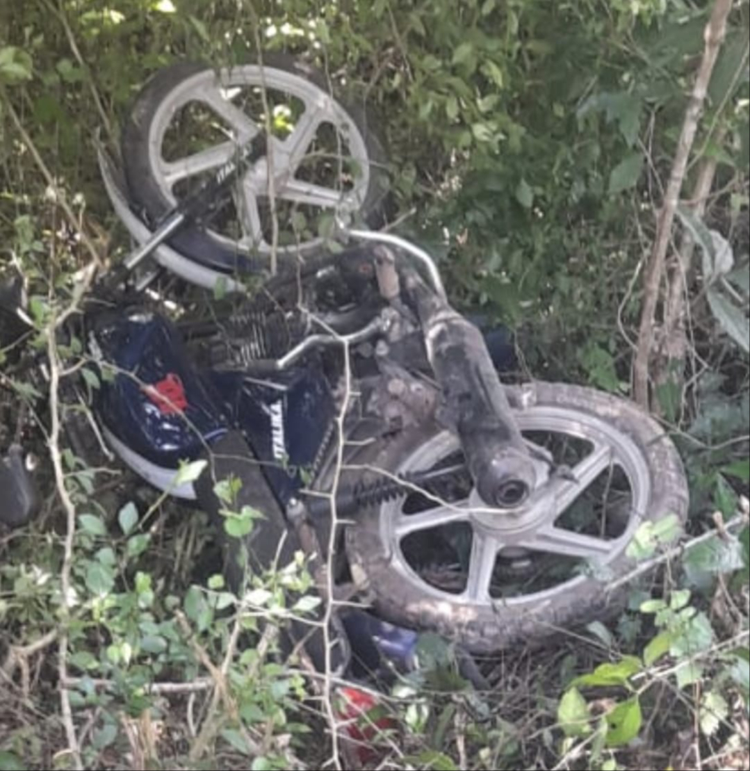 El hallazgo fue hecho por una persona, quien llamó a las autoridades, pero el motociclista ya había fallecido El hallazgo fue hecho por una persona, quien llamó a las autoridades, pero el motociclista ya había fallecido
