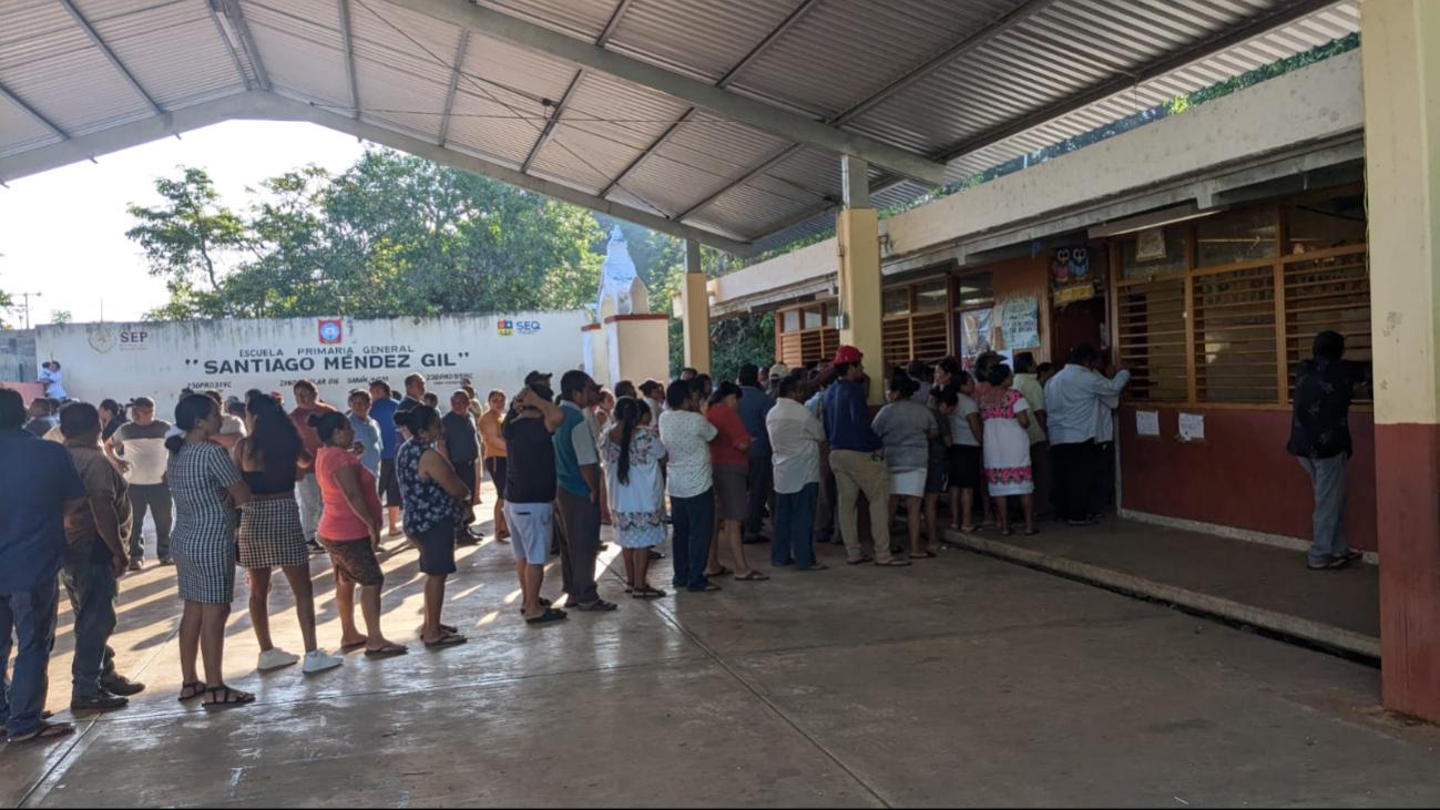 En Dziuché comenzaron a llegar unas docenas de habitantes para votar En Dziuché comenzaron a llegar unas docenas de habitantes para votar