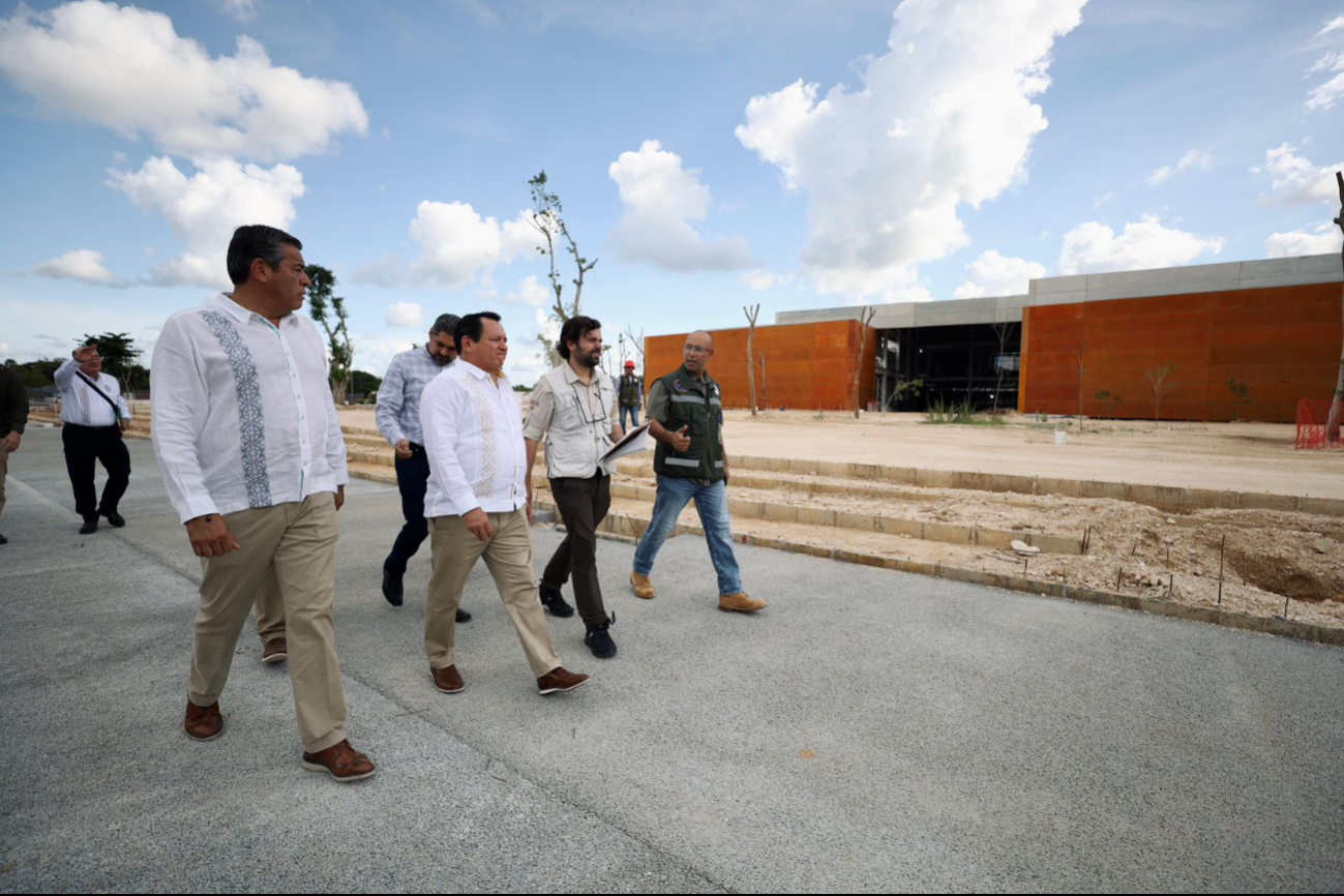 Joaquín Díaz Mena y Alejandro Svarch visitaron el nuevo Hospital O'Horán Joaquín Díaz Mena y Alejandro Svarch visitaron el nuevo Hospital O'Horán