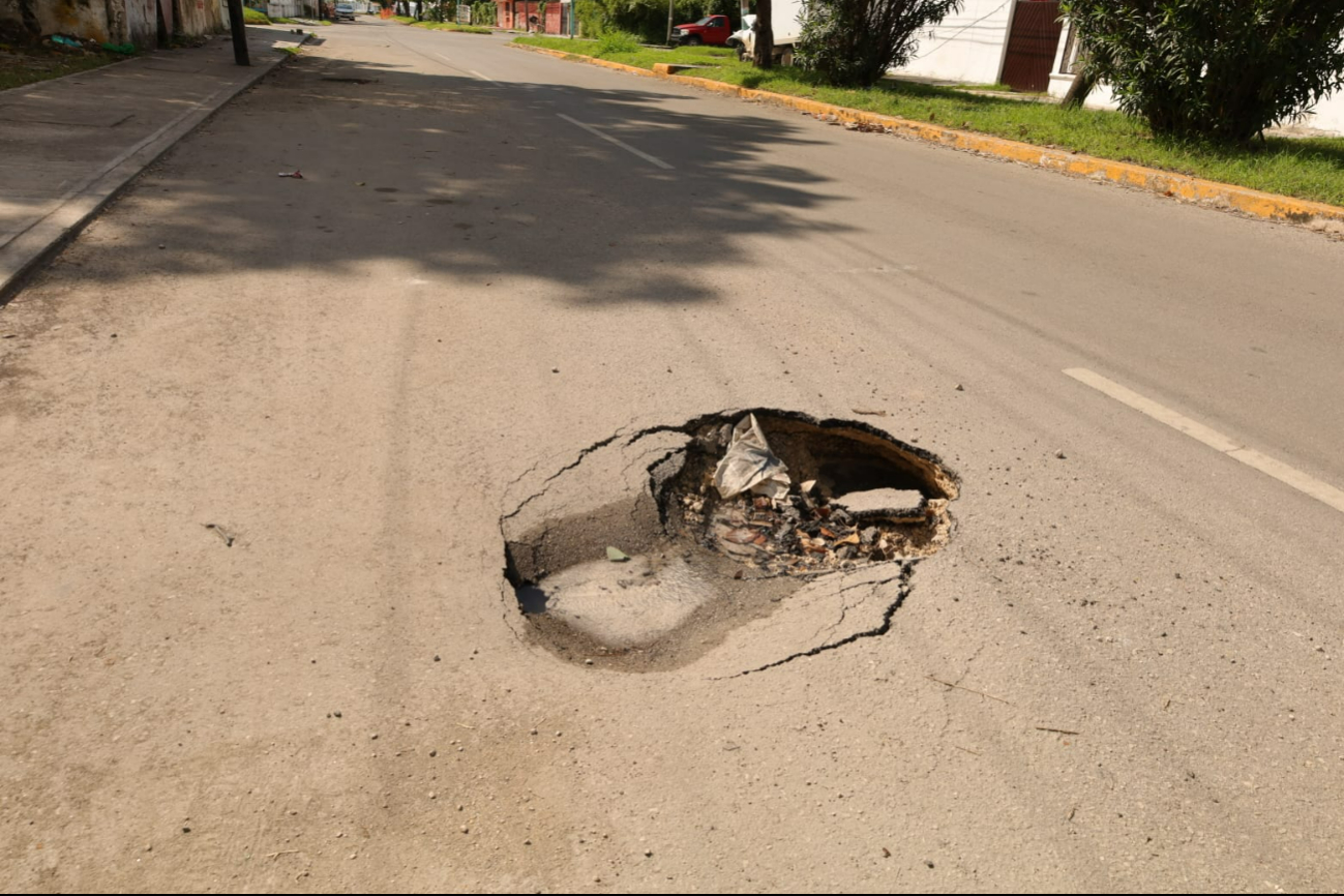 Los baches ponen en peligro la seguridad de los conductores y peatones. Los baches ponen en peligro la seguridad de los conductores y peatones.