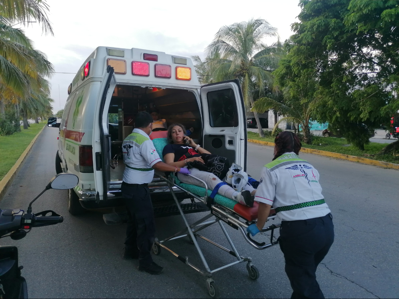 Motociclistas sufren accidente de tráfico en la Av. Andrés Quintana Roo.