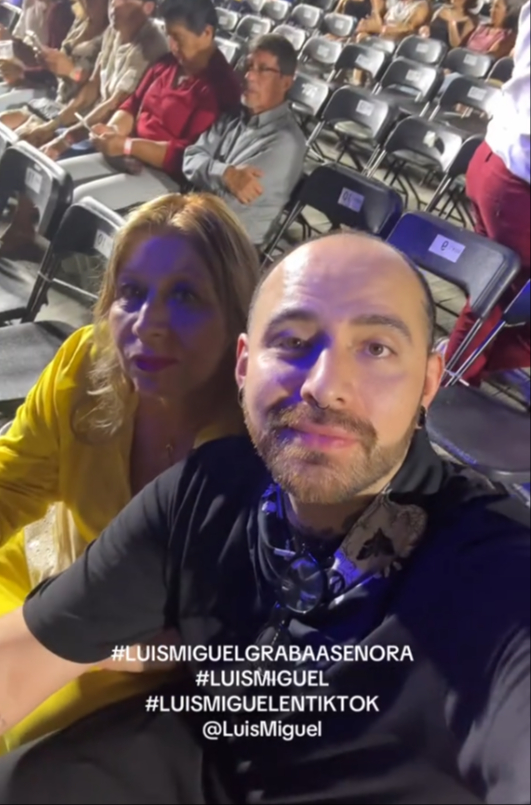 Mamá e hijo, invitados de Luis Miguel, presumen que estuvieron ¡en segunda fila! Y hay video