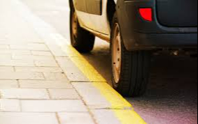 Estacionarse en línea amarilla obstruye el tráfico y puede causar accidentes
