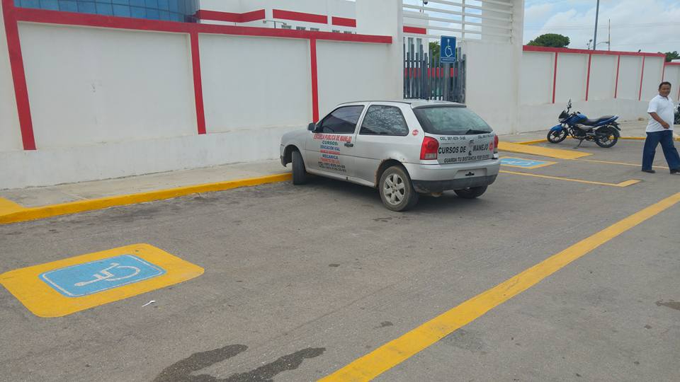 Estacionarse en lugares destinados para personas con discapacidad es una falta de respeto y una infracción grave