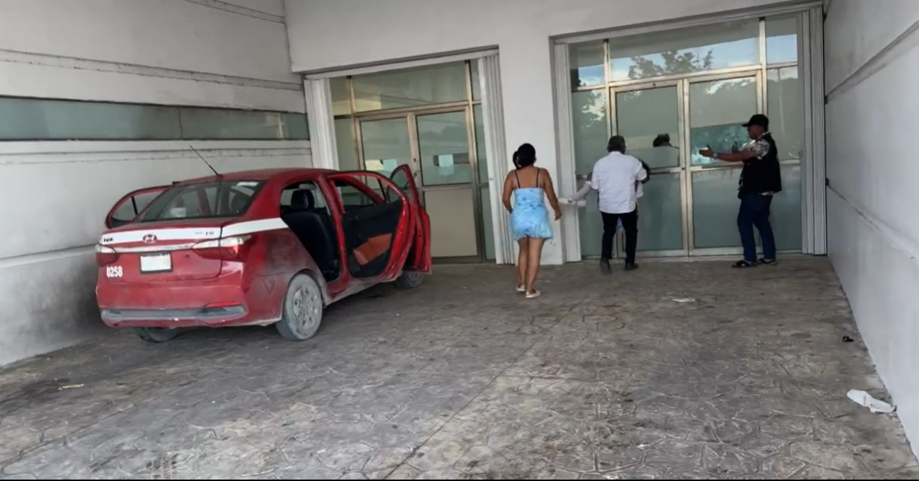 Días atrás, dos estudiantes intoxicadas fueron trasladadas a un hospital en Cancún. Días atrás, dos estudiantes intoxicadas fueron trasladadas a un hospital en Cancún.