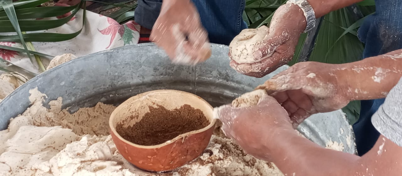 Toda la comida es elaborada a mano por los habitantes