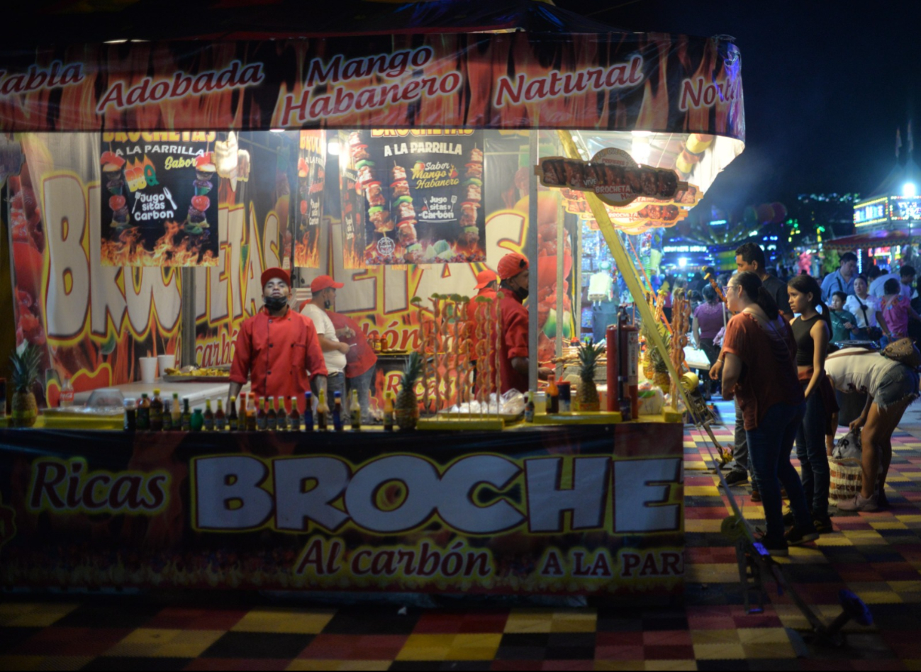 Una amplia oferta de antojitos conquista como cada año a los asistentes de la Feria de Xmatkuil