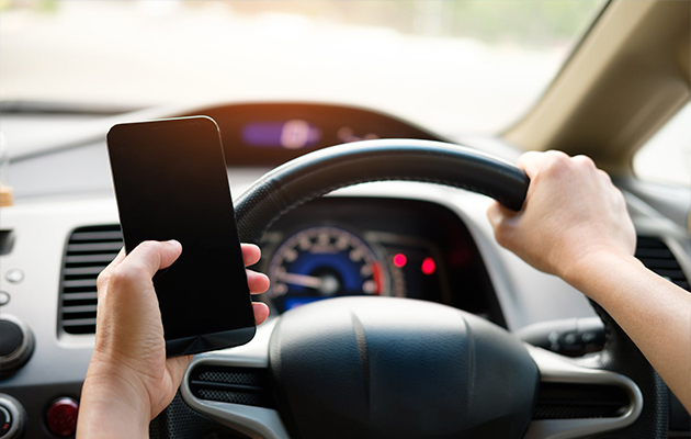 Usar el celular mientras conduces es una distracción peligrosa