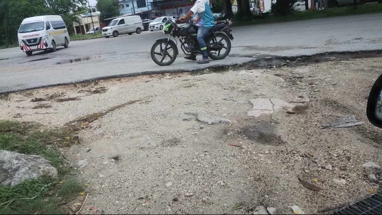 Algunos reportes de baches y daño en las calles se han realizado hace meses y no lo han arreglado Algunos reportes de baches y daño en las calles se han realizado hace meses y no lo han arreglado