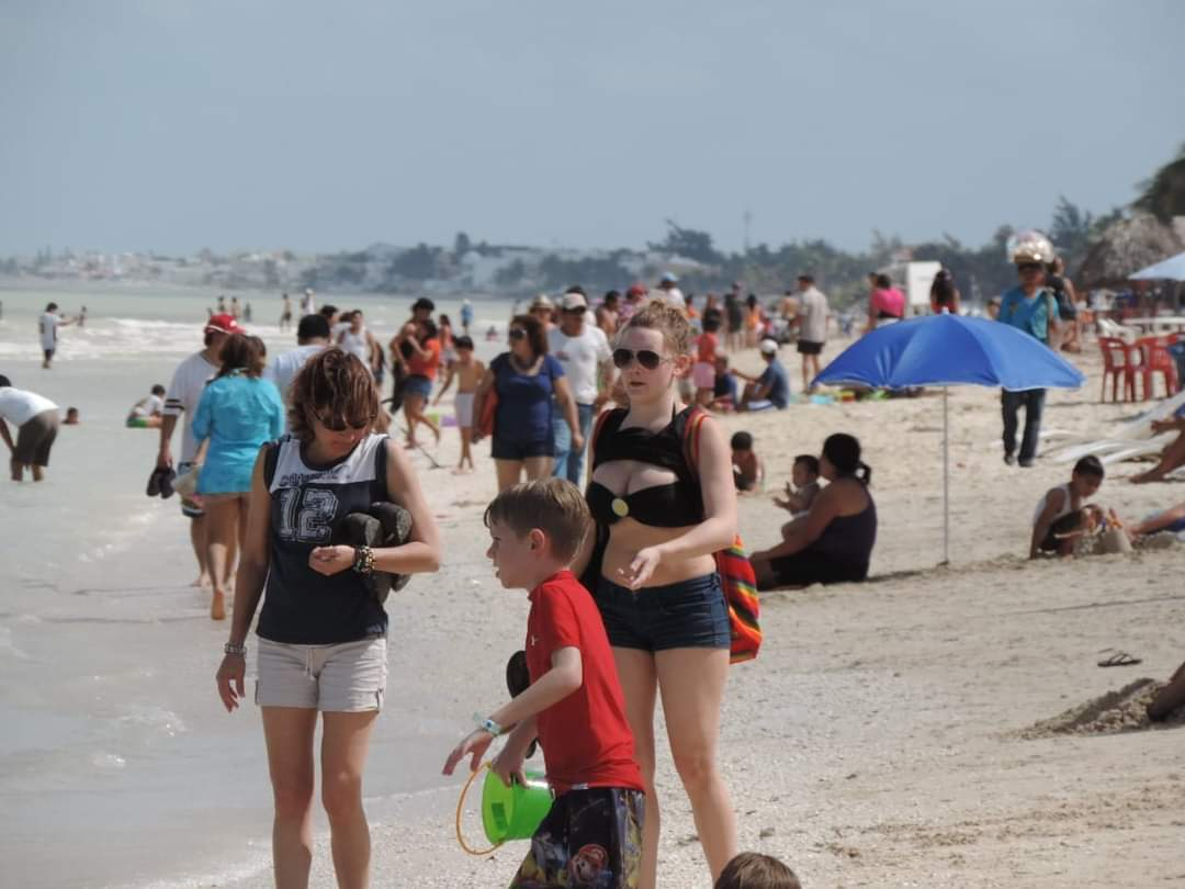 Día nublado no aleja a más de 4 mil turistas en su arribo en el crucero Breeze a Progreso