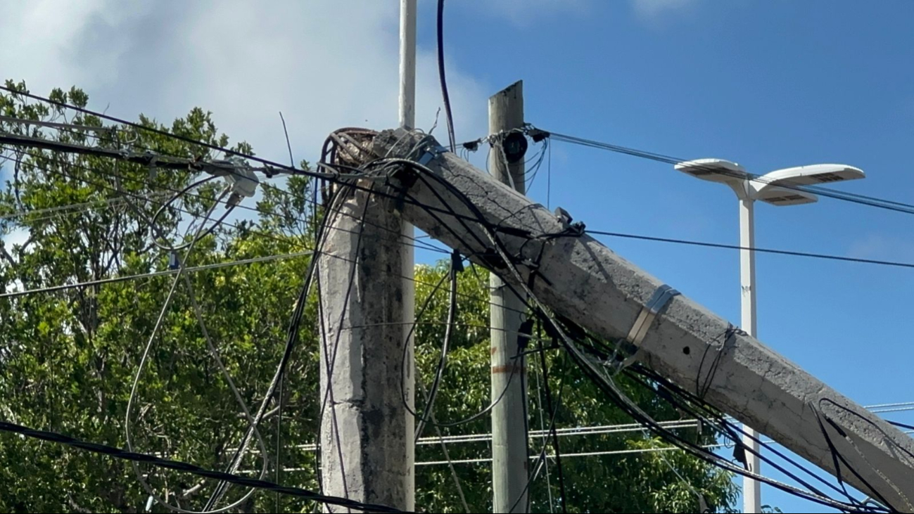  Camión derriba poste electrificado en Fracciorama 200, Campeche   