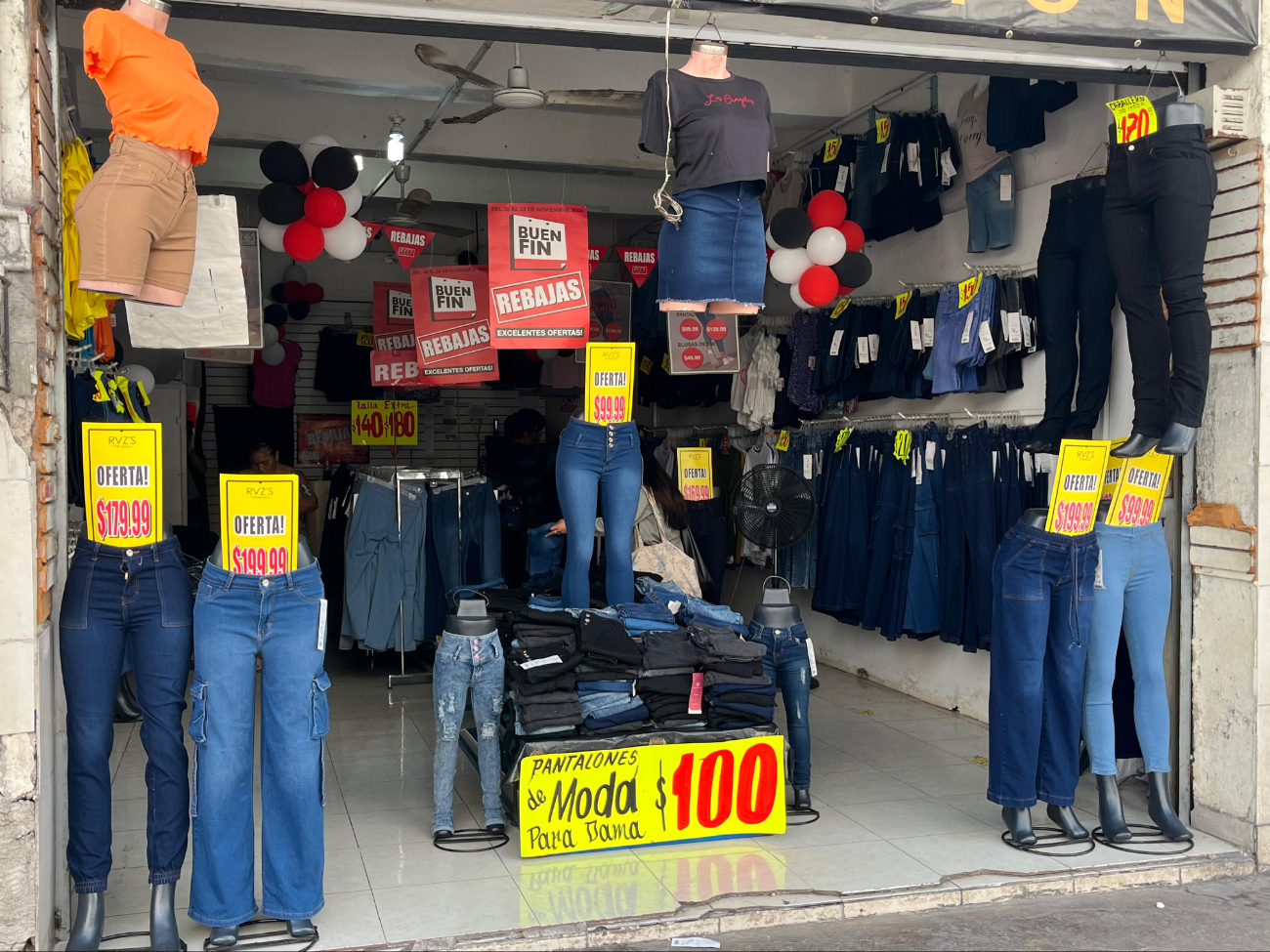La ropa es un artículo de primera necesidad que adquieren los yucatecos durante el buen fin La ropa es un artículo de primera necesidad que adquieren los yucatecos durante el buen fin