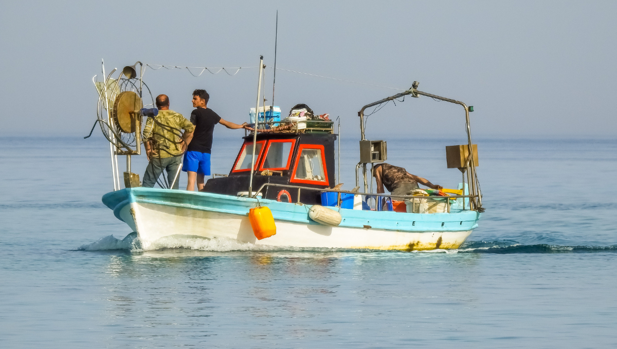 Los pescadores enfrentan riesgos climáticos adversos Los pescadores enfrentan riesgos climáticos adversos