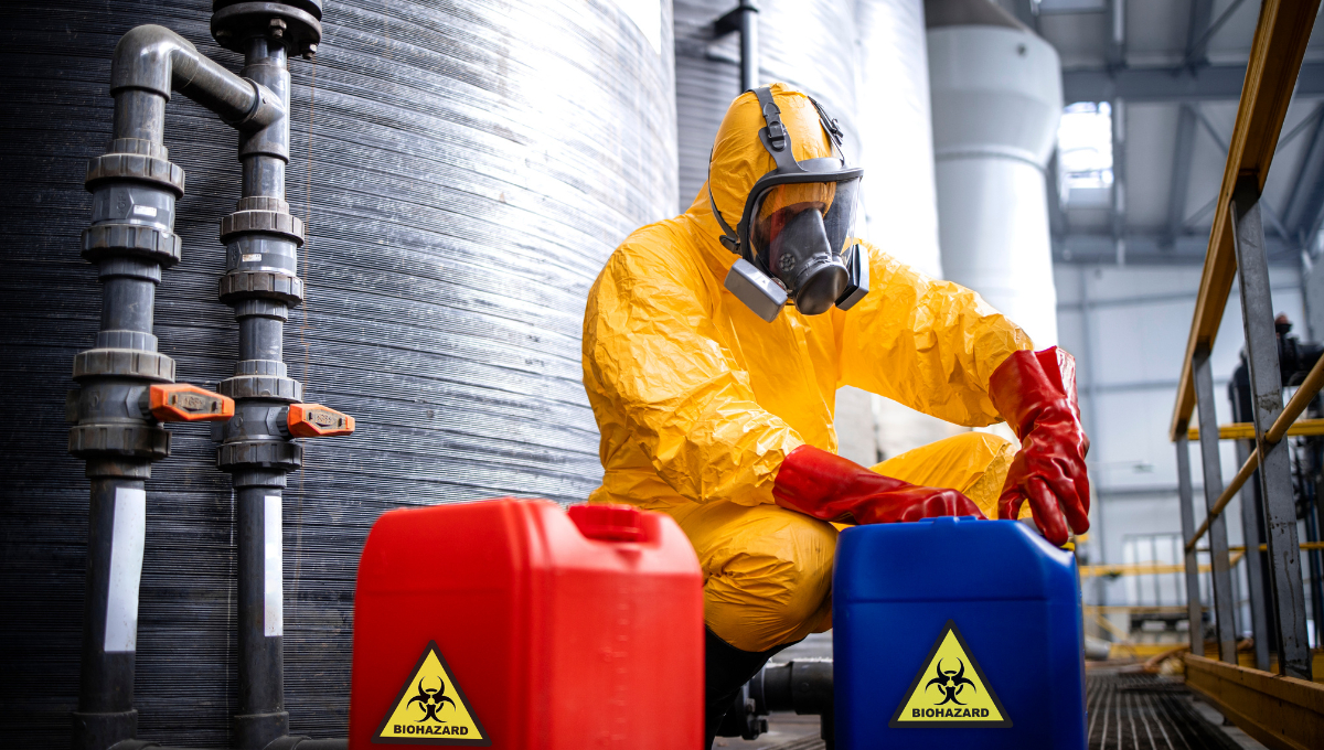 Los trabajadores de la industria química corren el riesgo de exposición a materiales tóxicos Los trabajadores de la industria química corren el riesgo de exposición a materiales tóxicos