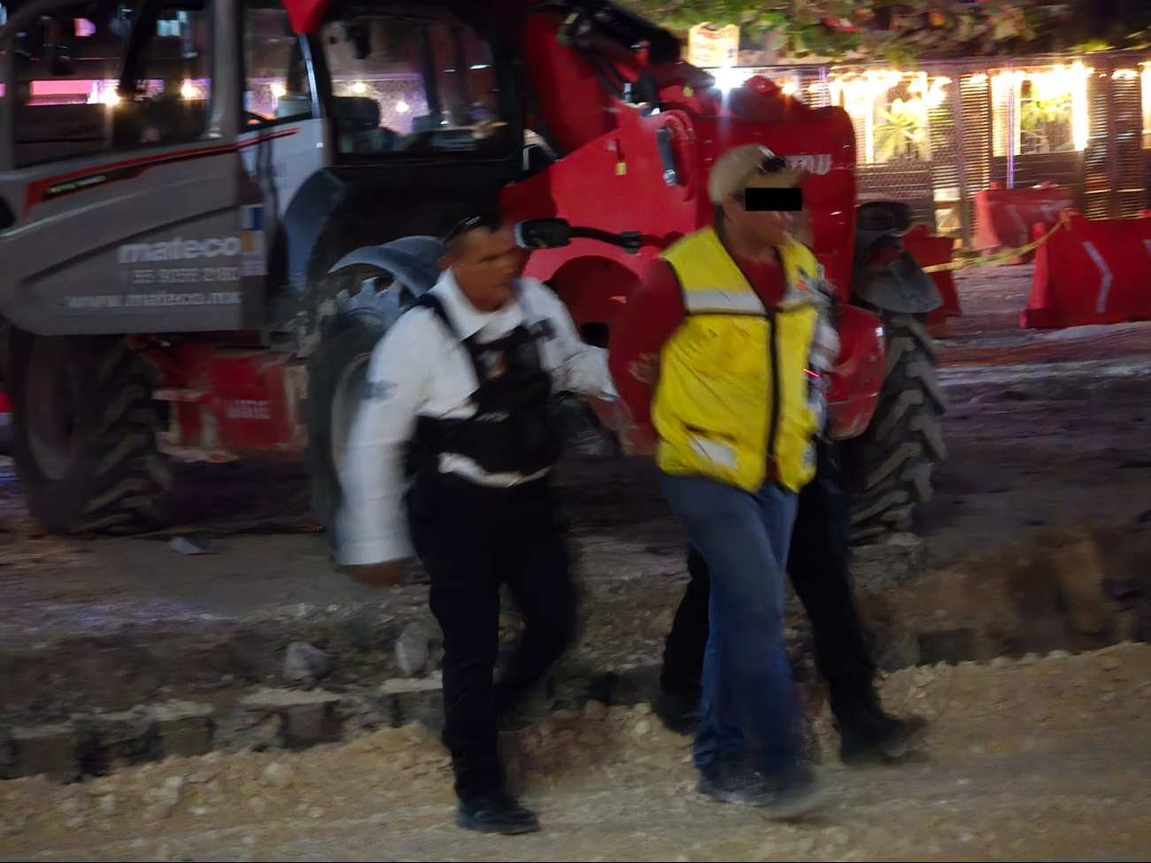 El operador de la grúa y el encargado de seguridad están bajo resguardo El operador de la grúa y el encargado de seguridad están bajo resguardo