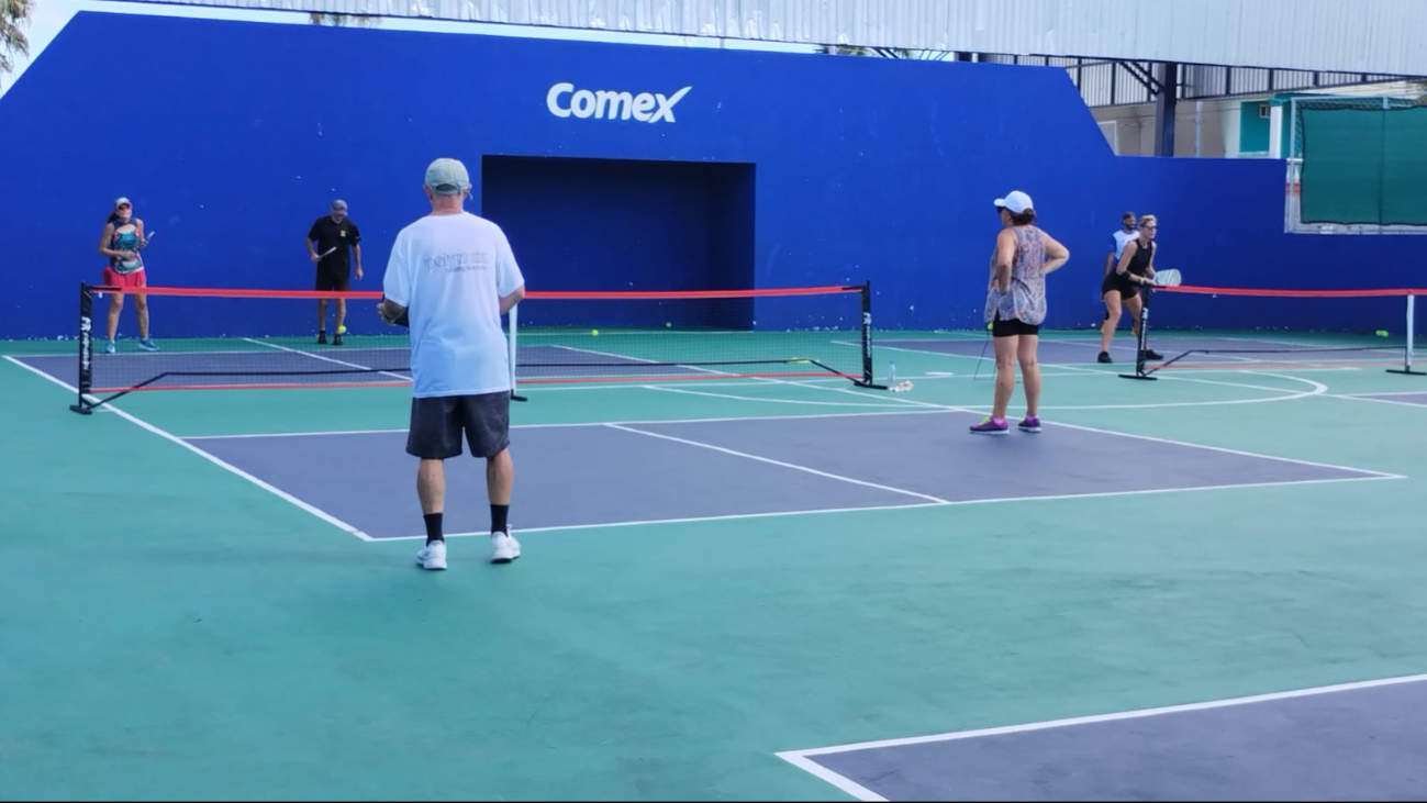 El "pickleball" es un deporte muy similar al tenis El "pickleball" es un deporte muy similar al tenis
