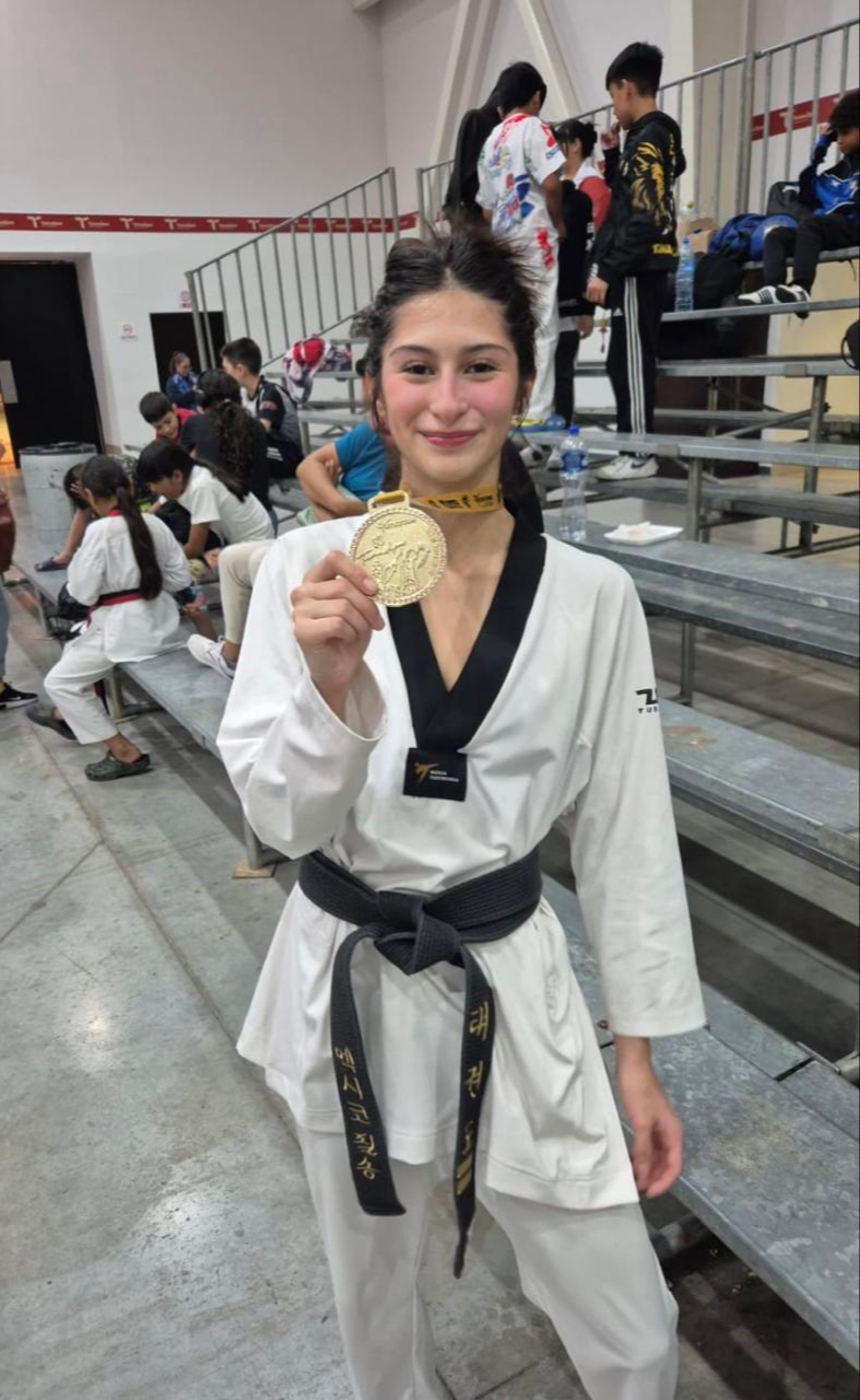 En total, los atletas recibieron tres de medallas de oro, una de plata y una de bronce En total, los atletas recibieron tres de medallas de oro, una de plata y una de bronce
