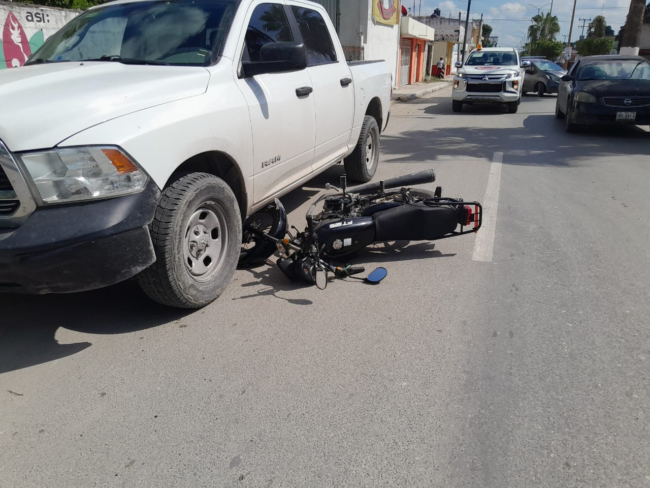 La camioneta afectada es una Dodge RAM blanca, propiedad de la CFE La camioneta afectada es una Dodge RAM blanca, propiedad de la CFE