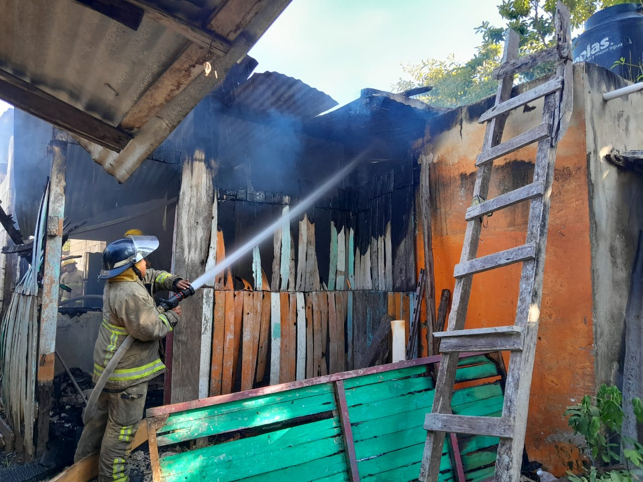La casa, construida con bloques, maderas y láminas de zinc, fue casi totalmente consumida por las llamas. La casa, construida con bloques, maderas y láminas de zinc, fue casi totalmente consumida por las llamas.
