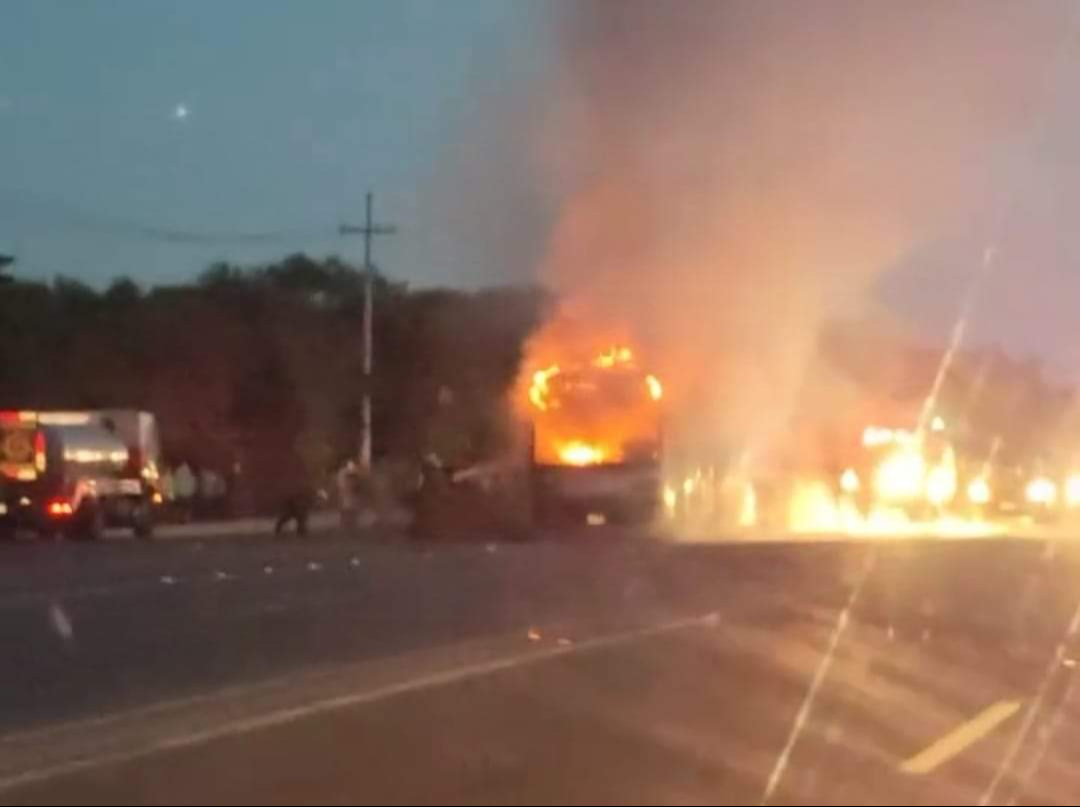 Ambas unidades se incendiaron tras el choque Ambas unidades se incendiaron tras el choque