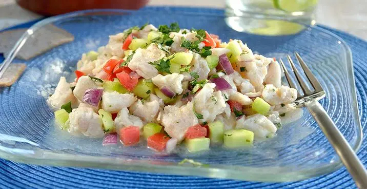 El ceviche es refrescante y bajo en calorías, ideal para una dieta saludable El ceviche es refrescante y bajo en calorías, ideal para una dieta saludable