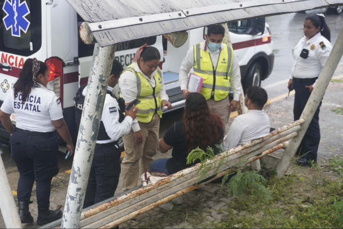 El pavimento mojado contribuyó al derrape cuando el piloto frenó para evitar el choque El pavimento mojado contribuyó al derrape cuando el piloto frenó para evitar el choque