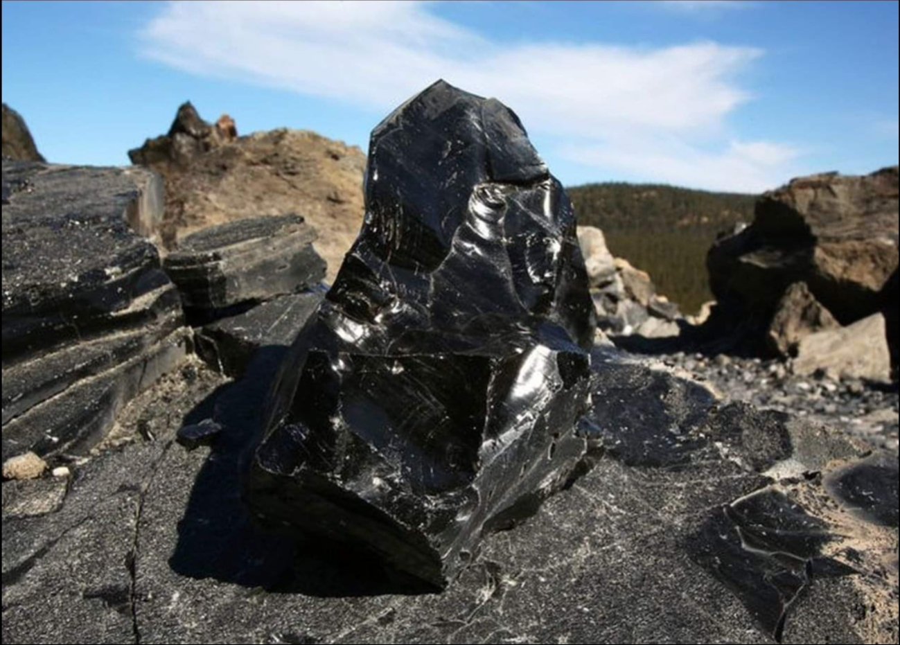 La obsidiana, material esencial en Teotihuacán, fue adoptada por los mayas como símbolo de poder y estatus La obsidiana, material esencial en Teotihuacán, fue adoptada por los mayas como símbolo de poder y estatus