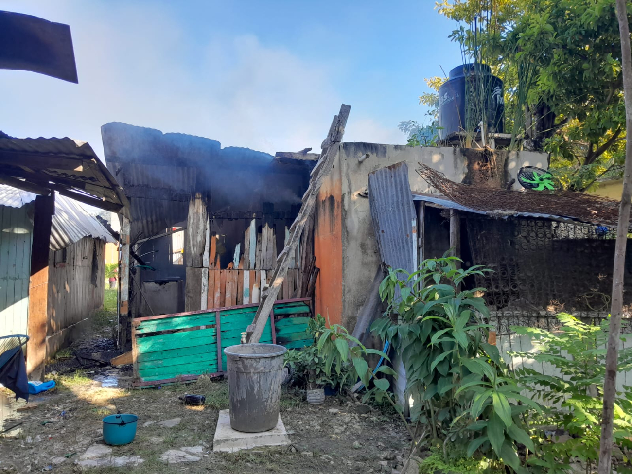La vivienda y pertenencias fueron casi totalmente consumidas por el fuego La vivienda y pertenencias fueron casi totalmente consumidas por el fuego