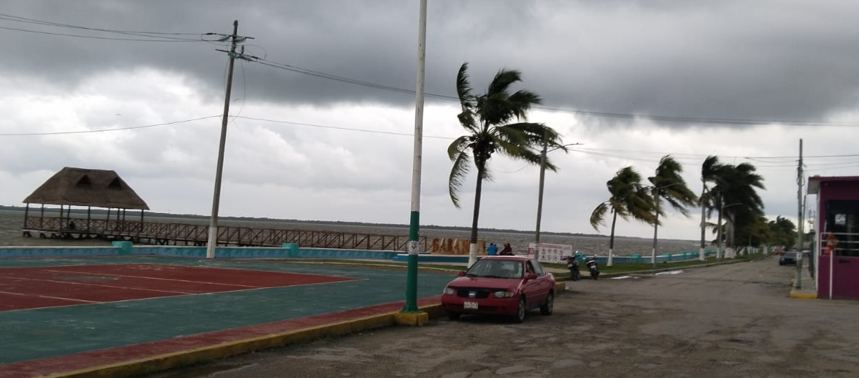 Los pescadores, como Juan Méndez Torres, han tenido que suspender sus actividades debido al mal tiempo Los pescadores, como Juan Méndez Torres, han tenido que suspender sus actividades debido al mal tiempo