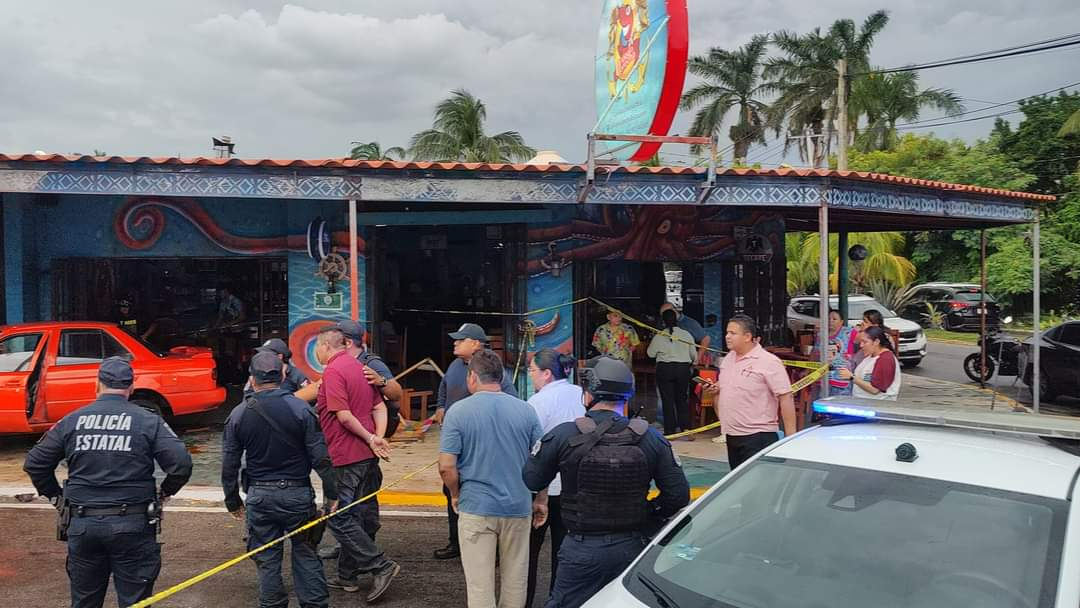 Oficiales de policía se llevaron al responsable del accidente.