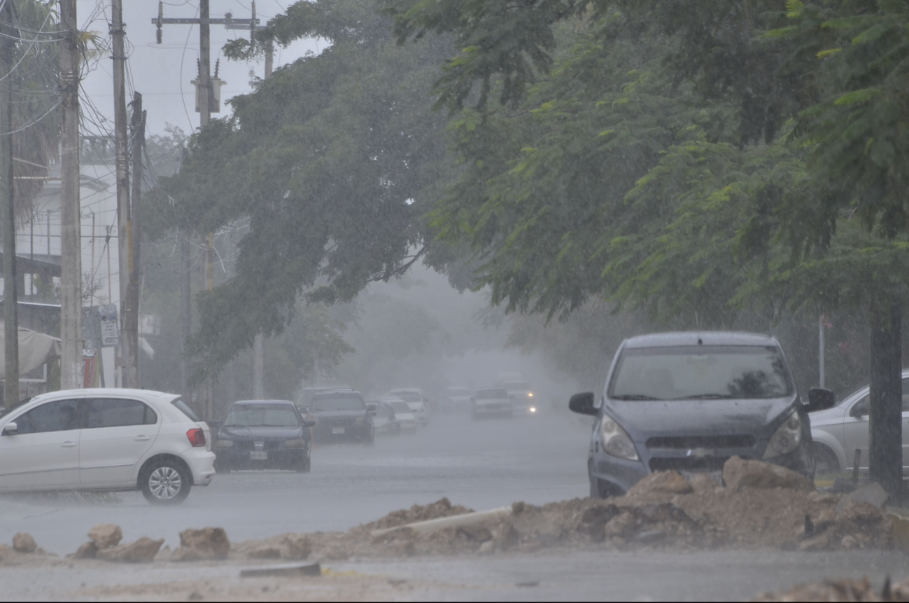 Debido a los encharcamientos y asfalto mojado, se pide mantener precauciones al manejar Debido a los encharcamientos y asfalto mojado, se pide mantener precauciones al manejar