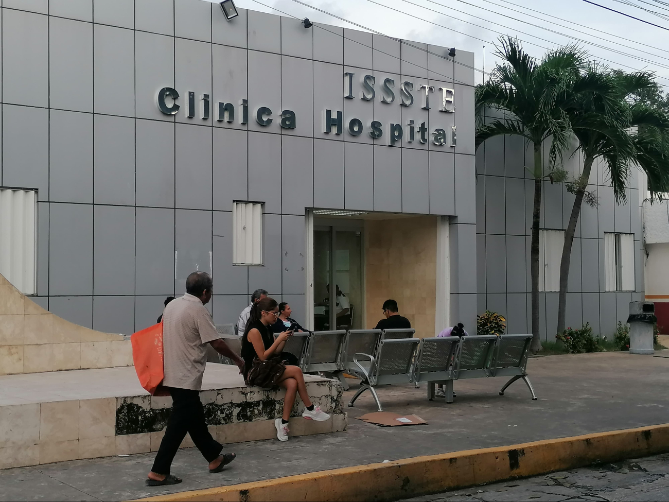 Derechohabientes del hospital no cuentan con tratamientos o medicamentos ya que el ISSSTE no los proporciona por diversos motivos Derechohabientes del hospital no cuentan con tratamientos o medicamentos ya que el ISSSTE no los proporciona por diversos motivos