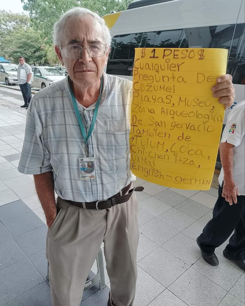 Abuelito cobra $1 peso por resolver dudas a turistas en el ADO de Cancún