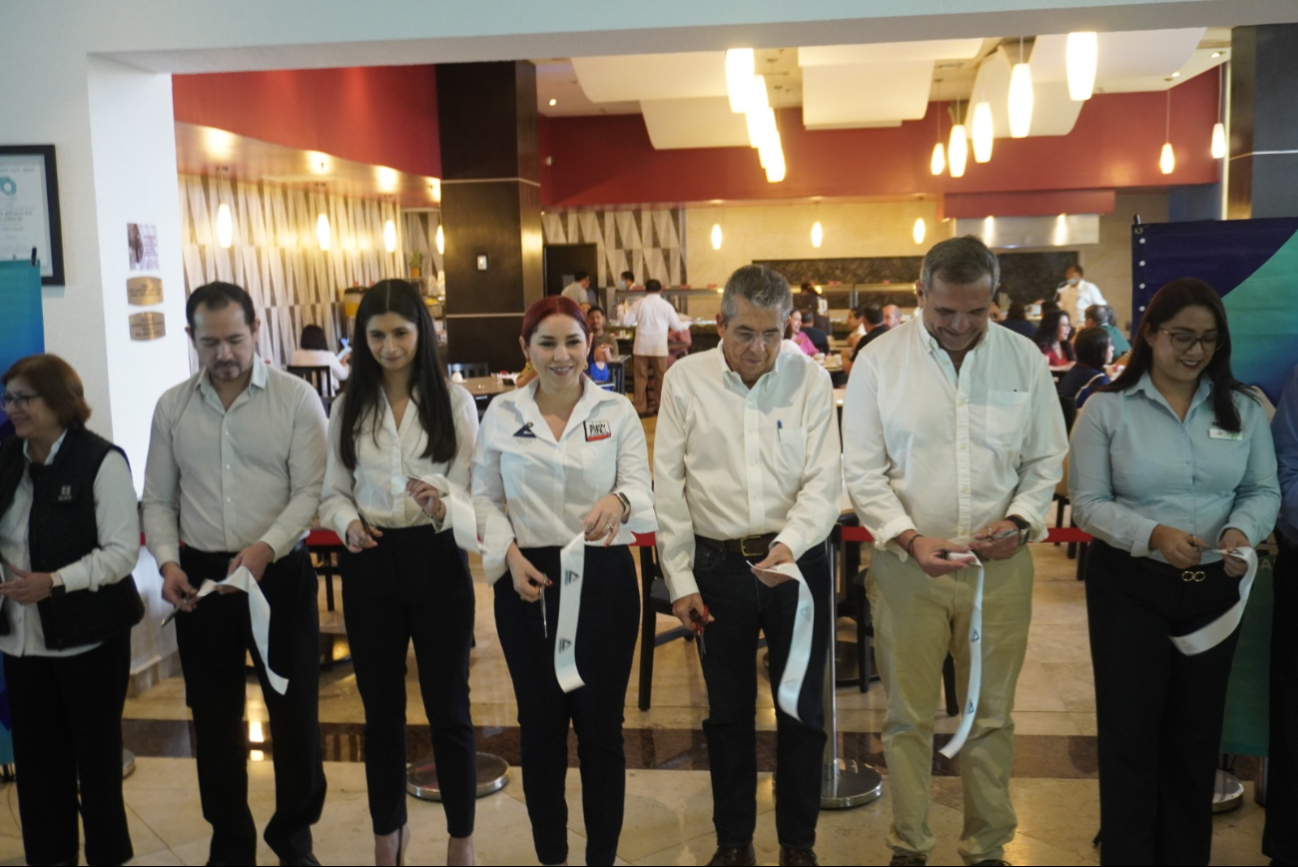 El corte de listón se realizó en un hotel cerca del Parque Acuático de la ciudad El corte de listón se realizó en un hotel cerca del Parque Acuático de la ciudad