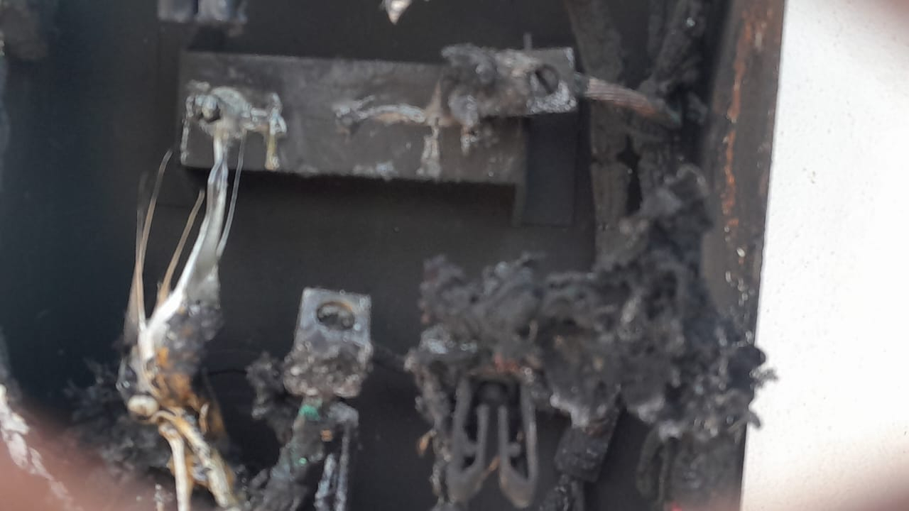 El cortocircuito causó una explosión y un pequeño incendio, generando pánico entre los empleados El cortocircuito causó una explosión y un pequeño incendio, generando pánico entre los empleados