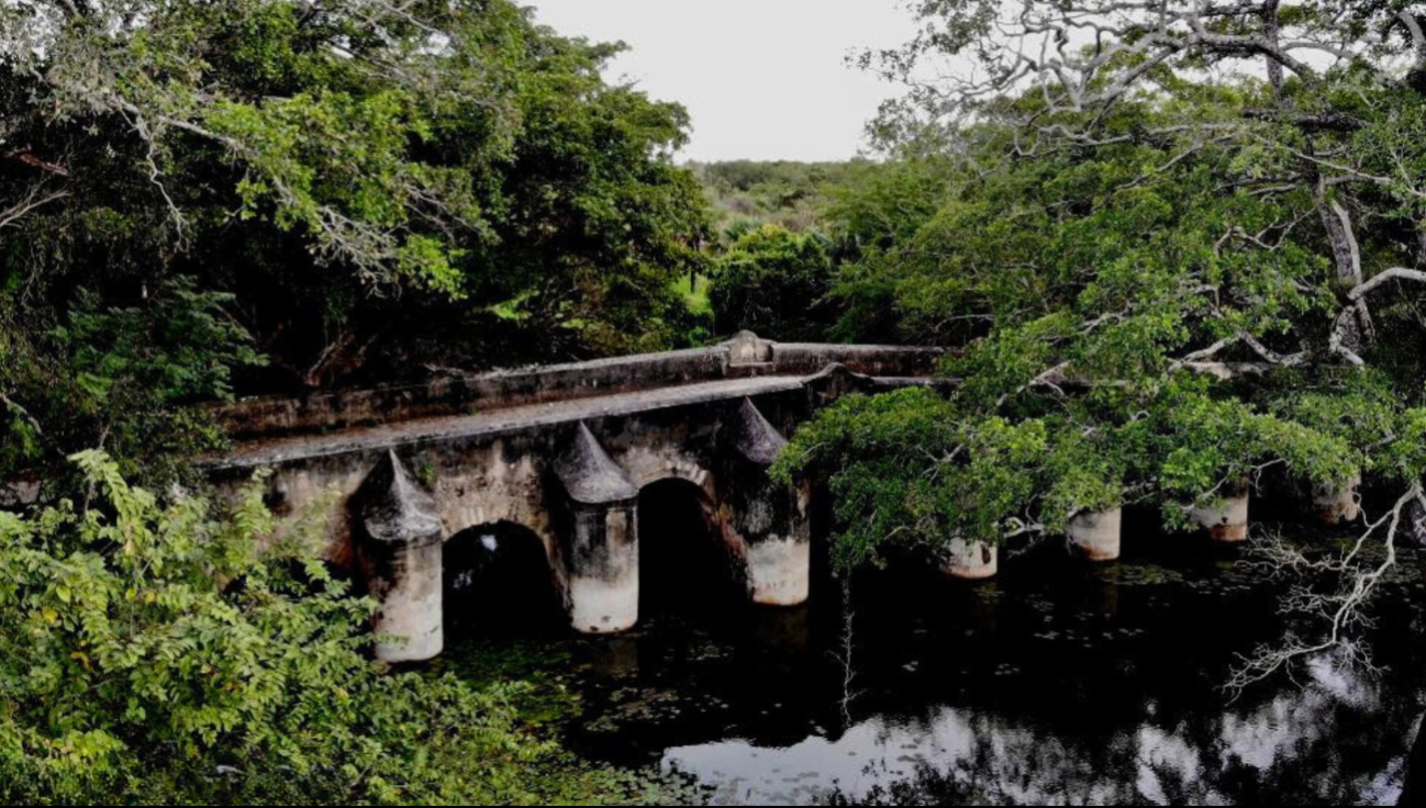 Aún quedan vestigios de esta histórica vía, como el Puente de la Emperatriz Carlota en Hampolol, Campeche Aún quedan vestigios de esta histórica vía, como el Puente de la Emperatriz Carlota en Hampolol, Campeche