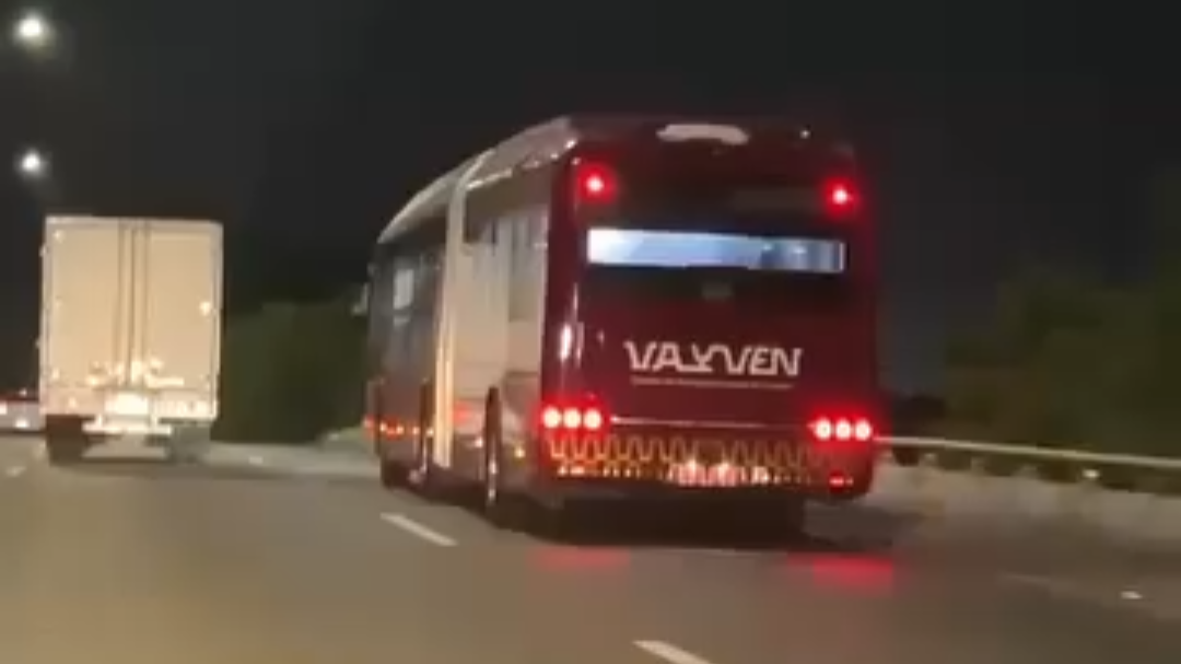 El Va y Ven guinda fue captado en pruebas en el Periférico de Mérida El Va y Ven guinda fue captado en pruebas en el Periférico de Mérida