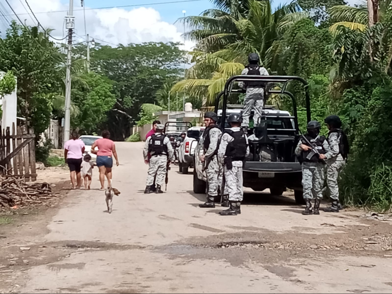 Elementos de la Guardia Nacional y de la Profepa revisan terreno en la salida hacia Pencuyut Elementos de la Guardia Nacional y de la Profepa revisan terreno en la salida hacia Pencuyut
