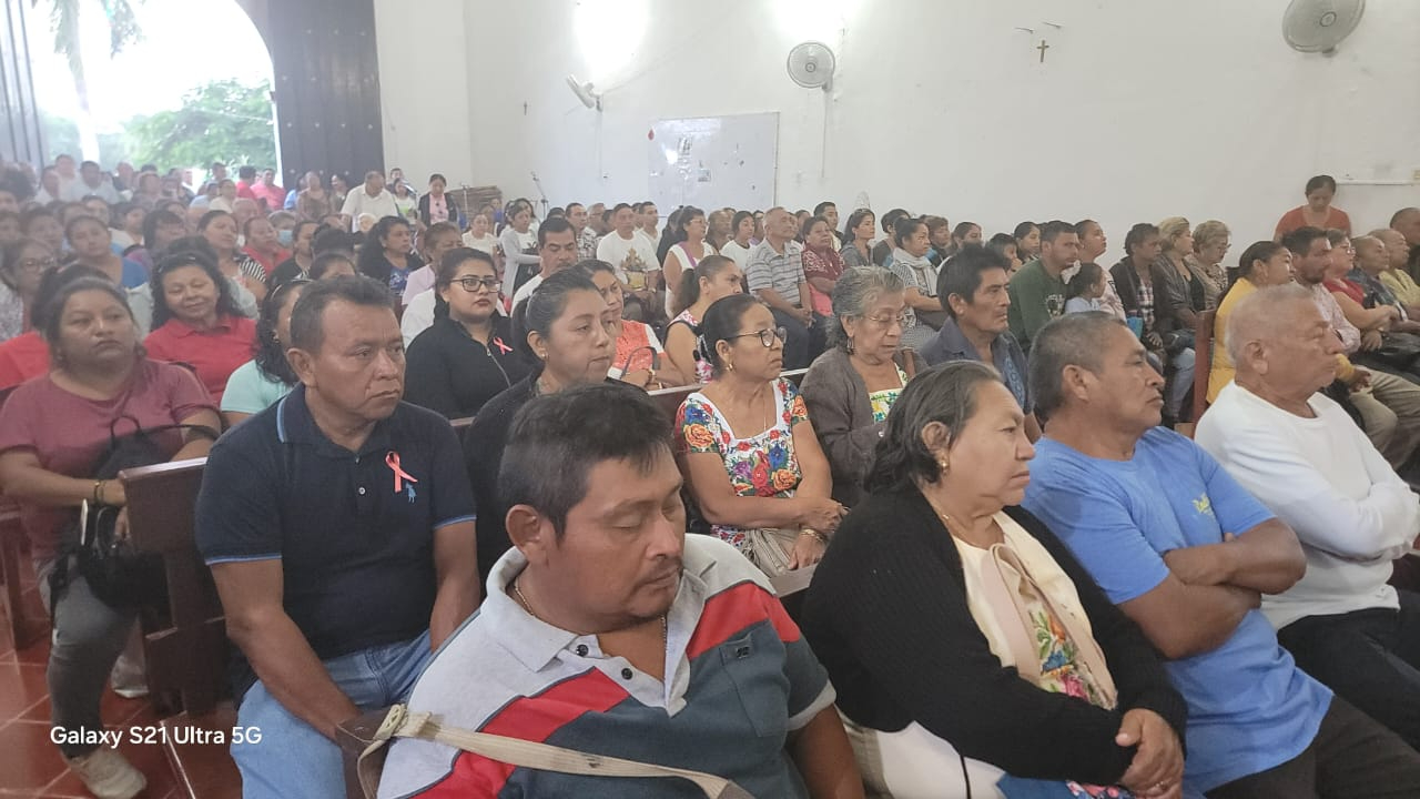 La parroquia recibió a decenas de feligreses La parroquia recibió a decenas de feligreses