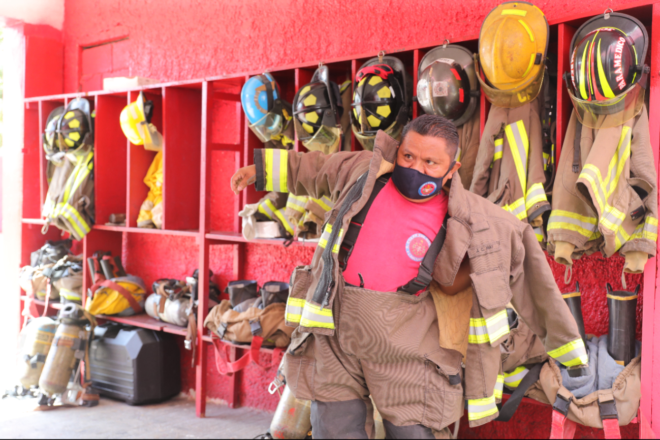 Cuerpo de Bomberos de Cancún arriesgan la vida pese a carencias durante su labor