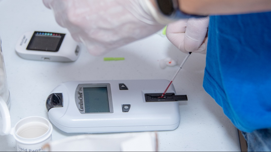 Se realizaron tamizajes de glucosa, perfil de lípidos, mediciones antropométricas y detección de síndrome geriátrico Se realizaron tamizajes de glucosa, perfil de lípidos, mediciones antropométricas y detección de síndrome geriátrico