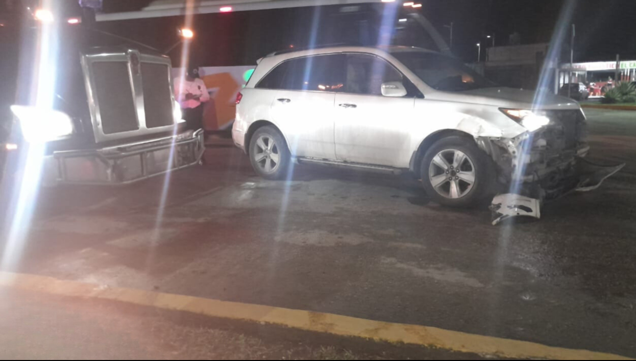 Conductor de tráiler intenta huir tras chocar contra camioneta en Escárcega