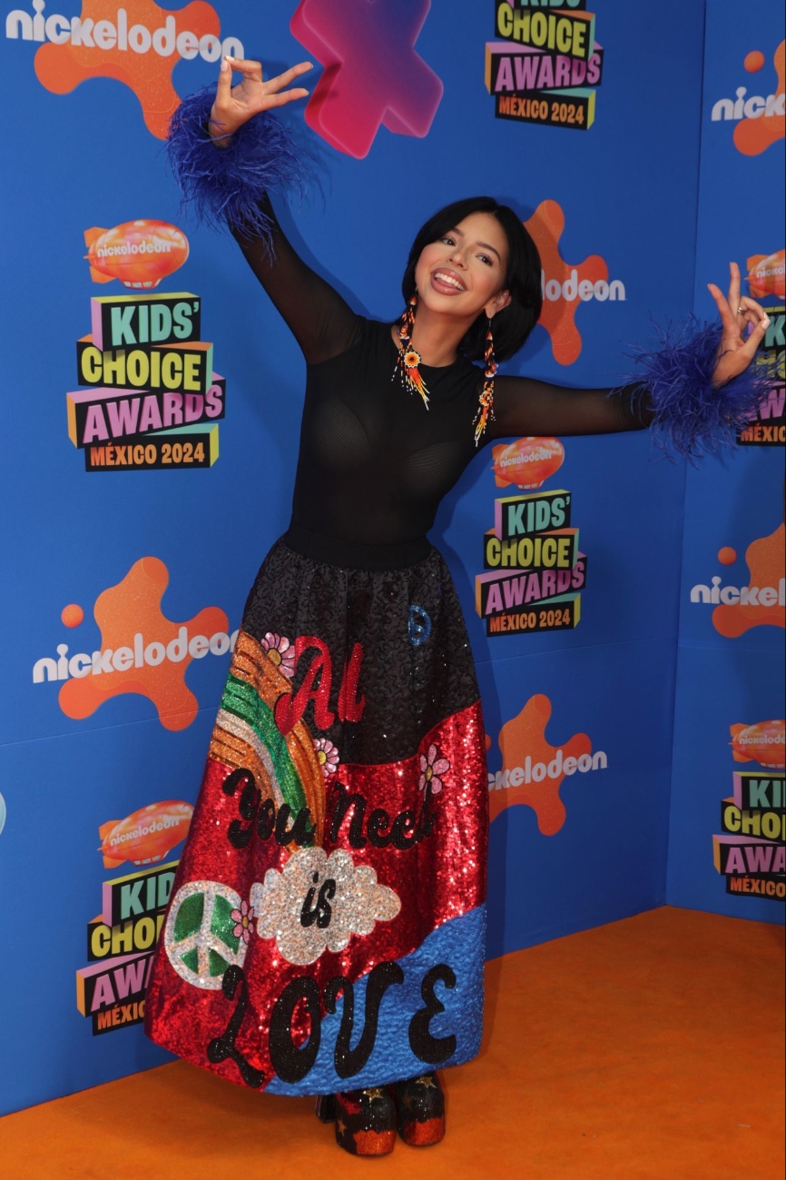 Ángela Aguilar desfiló por la alfombra naranja Ángela Aguilar desfiló por la alfombra naranja