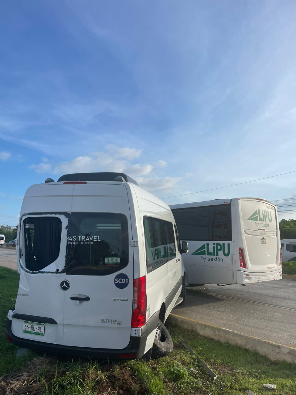 El autobús impactó contra una van de transporte turístico y un automóvil particular El autobús impactó contra una van de transporte turístico y un automóvil particular