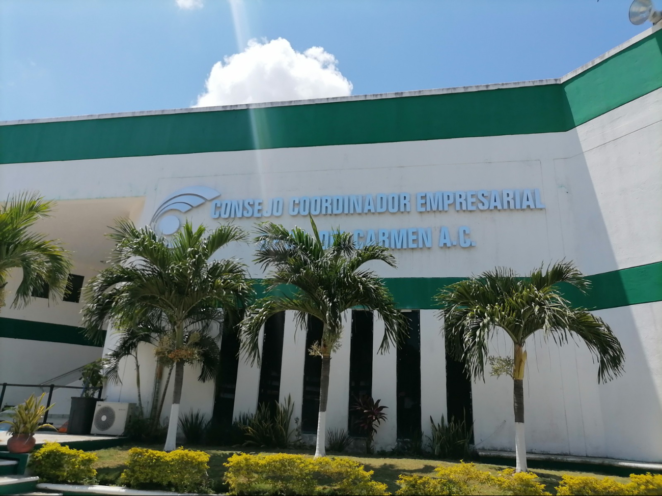 Empresas en Ciudad del Carmen reducen plantilla por impago de Pemex 