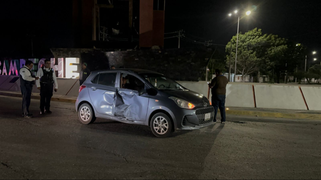 El joven chocó su motocicleta contra un auto compacto mientras viajaba a exceso de velocidad y en estado de ebriedad. El joven chocó su motocicleta contra un auto compacto mientras viajaba a exceso de velocidad y en estado de ebriedad.