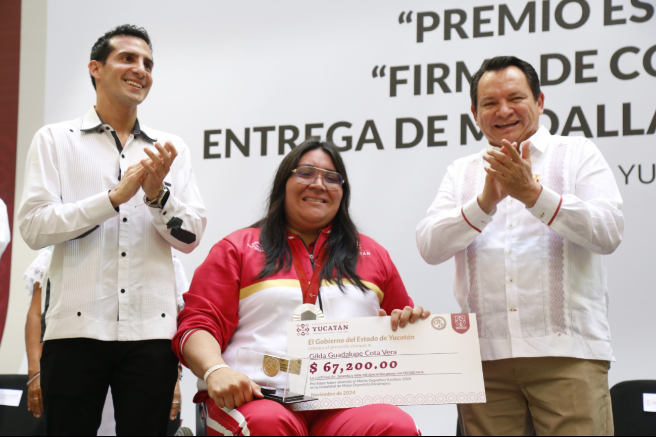 Gilda Cota Vera recibió el Premio Estatal del Deporte y el Mérito Deportivo Yucateco 2024 de manos del Gobernador Joaquín Díaz Mena y Rommel Pacheco
