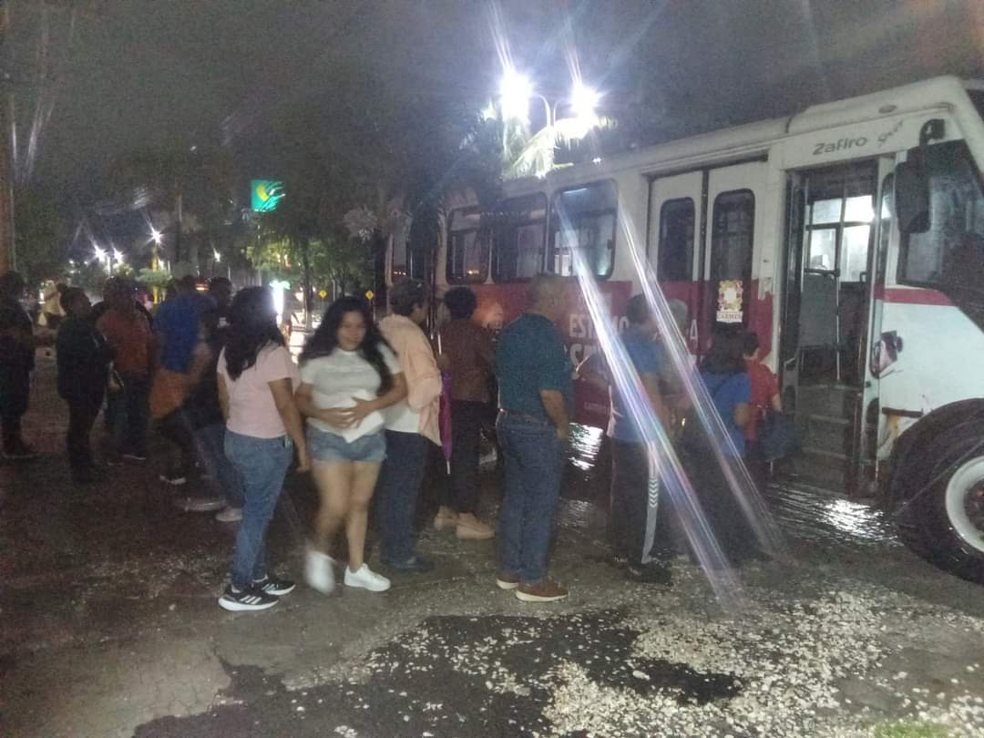 Habitantes de Ciudad del Carmen enfrentan problemas de transporte por lluvias / Perla Prado Gallegos Habitantes de Ciudad del Carmen enfrentan problemas de transporte por lluvias / Perla Prado Gallegos