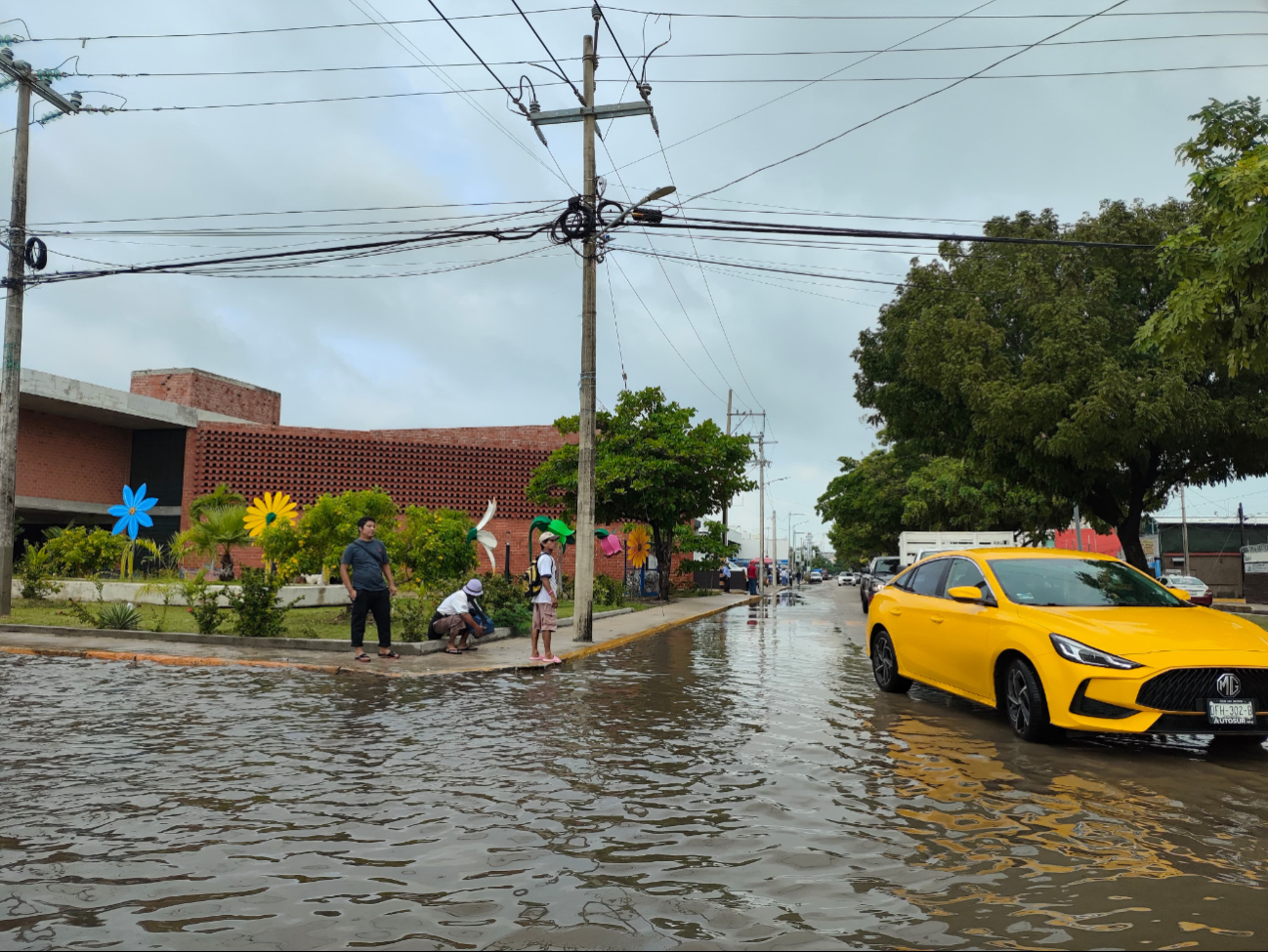 Habitantes de Ciudad del Carmen enfrentan problemas de transporte por lluvias / Perla Prado Gallegos Habitantes de Ciudad del Carmen enfrentan problemas de transporte por lluvias / Perla Prado Gallegos