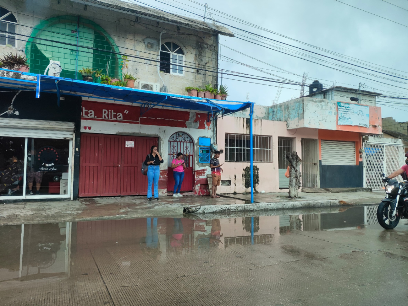Habitantes de Ciudad del Carmen enfrentan problemas de transporte por lluvias / Perla Prado Gallegos Habitantes de Ciudad del Carmen enfrentan problemas de transporte por lluvias / Perla Prado Gallegos